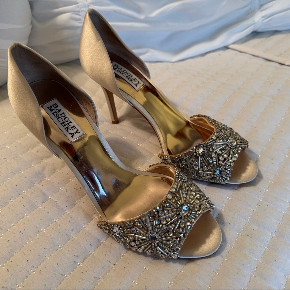 Badgley Mischka Embellished beaded and Rhinestone Size 8.5 Cream Heels - Picture 3 of 15